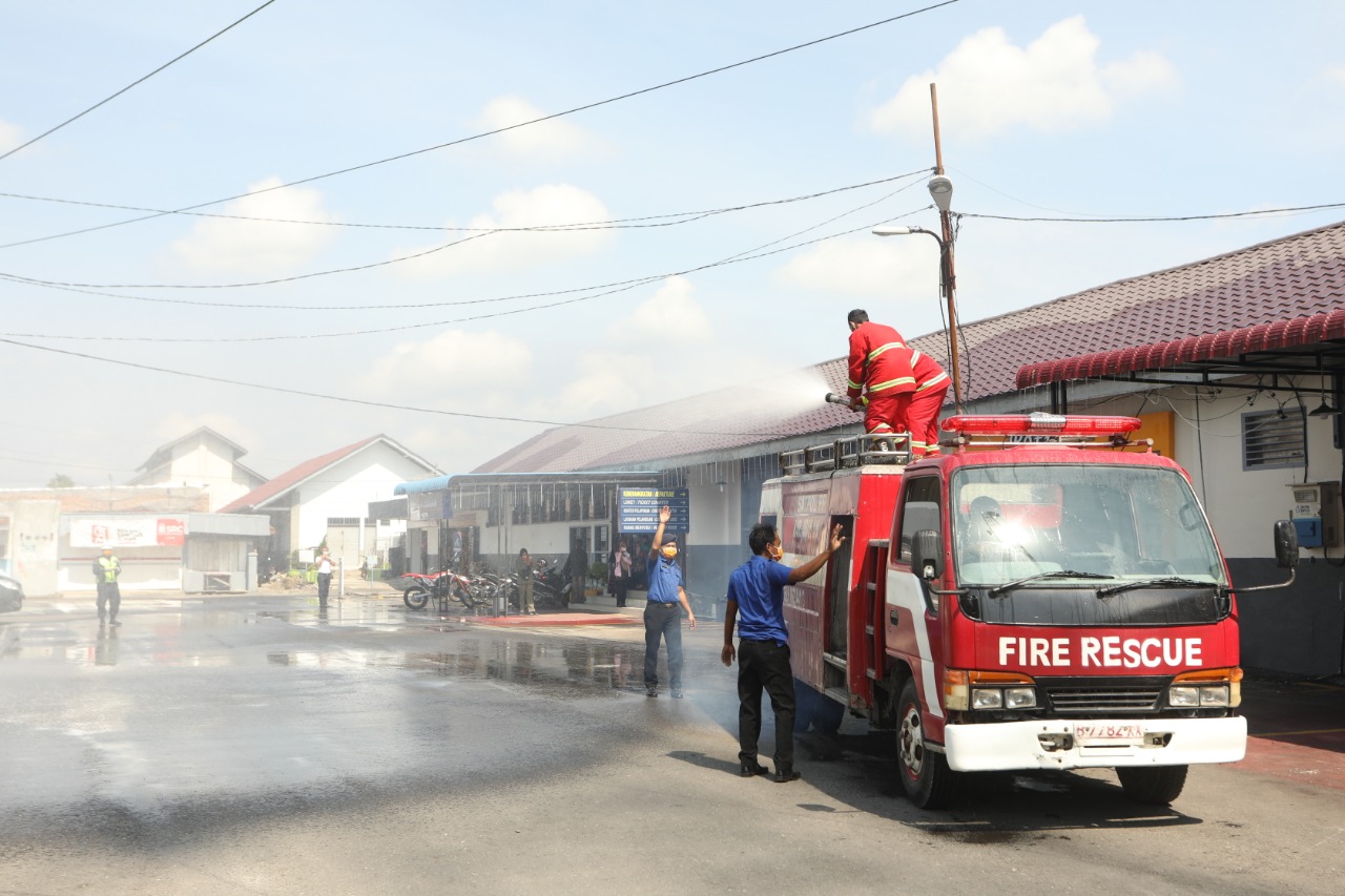 Asisten Perekonomian dan Pembangunan Kab. Asahn Pimpin Penyemprotan Desinfektan di Kota Kisaran