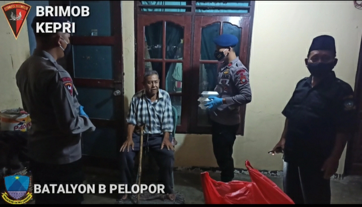 7 Ramadhan, Brimob Kepri Berbagi Sahur ke Rumah-rumah Warga di Bintan dan Karimun