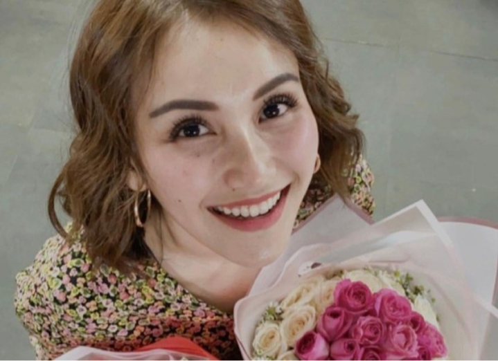 Batal Nikah, Ayu Ting Ting Dapat Kiriman Bunga dan Cokelat Setiap Hari