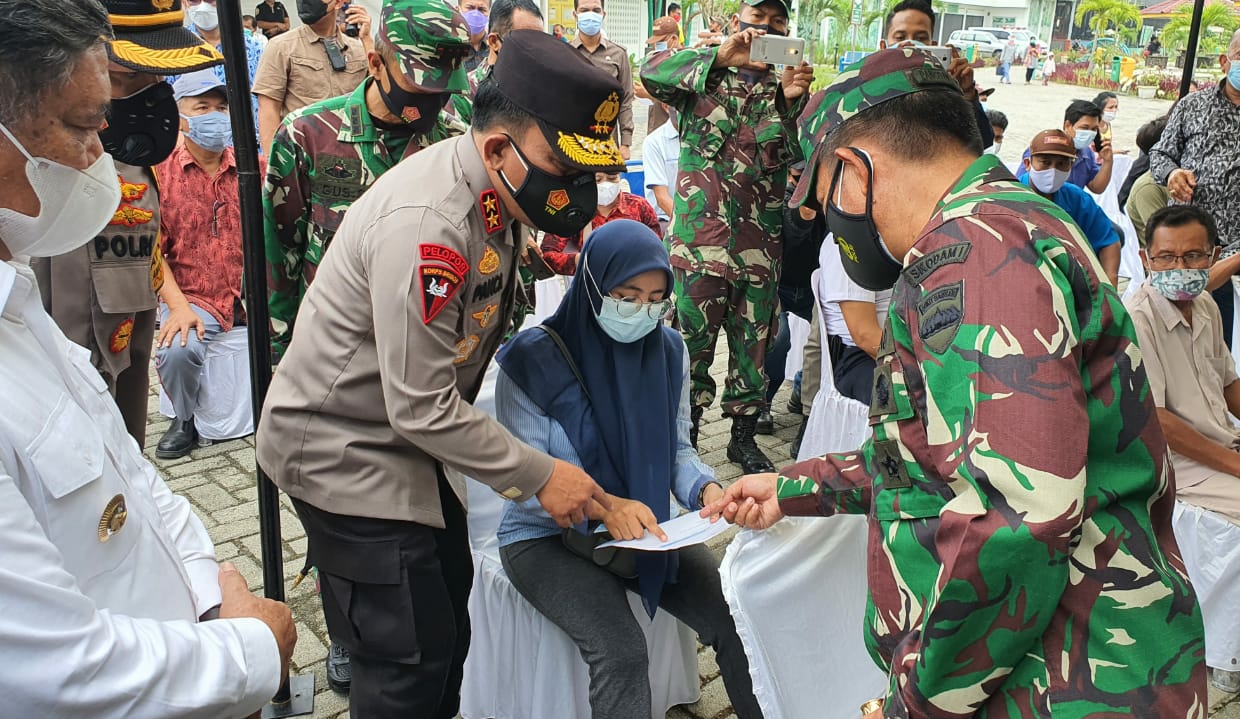 Kapoldasu dan Pangdam I/BB Cek Vaksinasi 530 Kaum Buruh