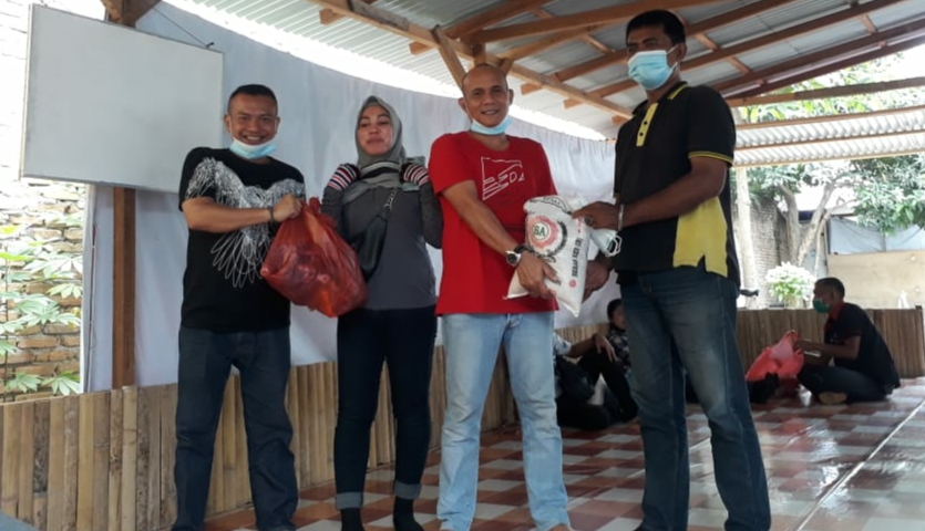 Berbagi Bingkisan Lebaran, Ketua FWP: Semoga Semakin Kompak dan Solid