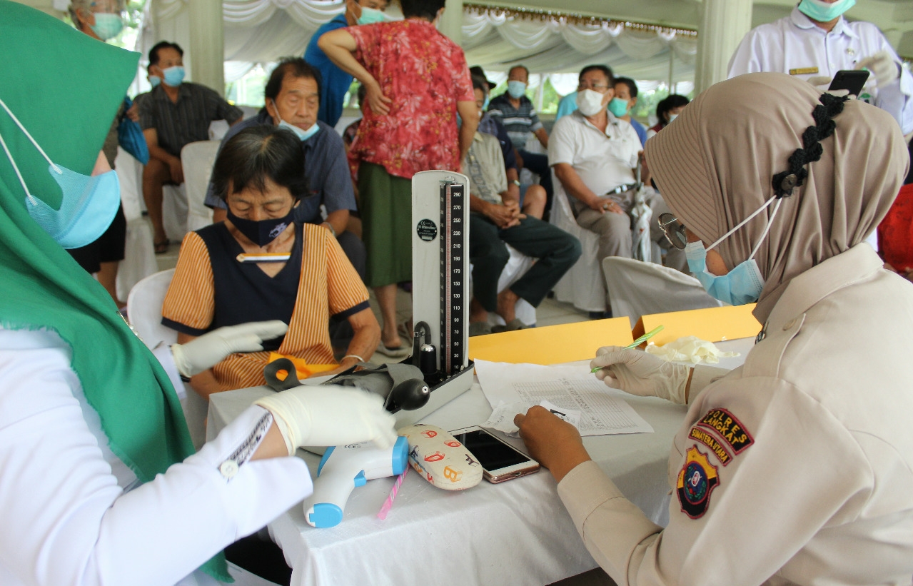 Vaksinasi Massal 1.000 Lansia dan Tenaga Pendidik di Langkat Hulu