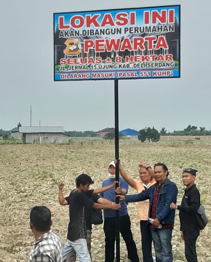 Pewarta Polrestabes Medan Pasang Plang di Lokasi Perumahan