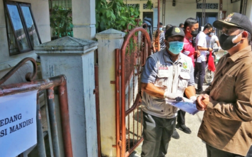Bobby Nasution Bantu Paket Sembako 8 Warga Perumnas Simalingkar Terpapar Covid-19