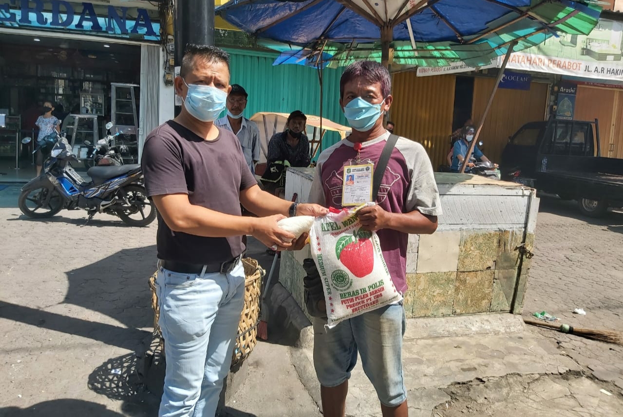 Pewarta Medan Bagikan Sembako ke Jukir, Petugas Jaga Malam dan Pabetor