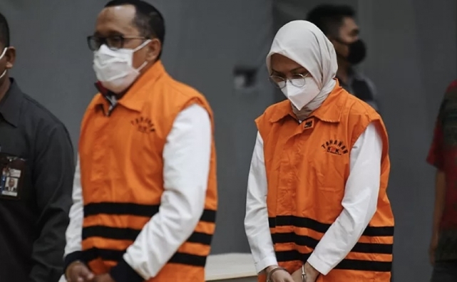 Kena OTT, KPK Tahan Bupati Probolinggo dan Suaminya Anggota DPR RI