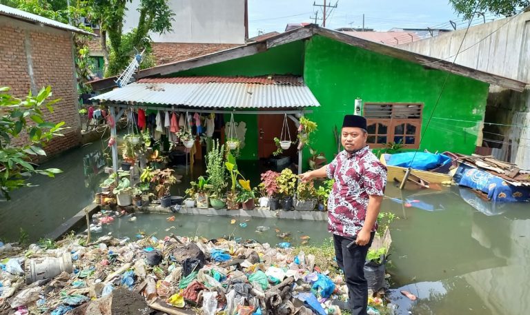 DPRD Medan Kunjungi Warga yang Rumahnya Terendam Banjir di STM