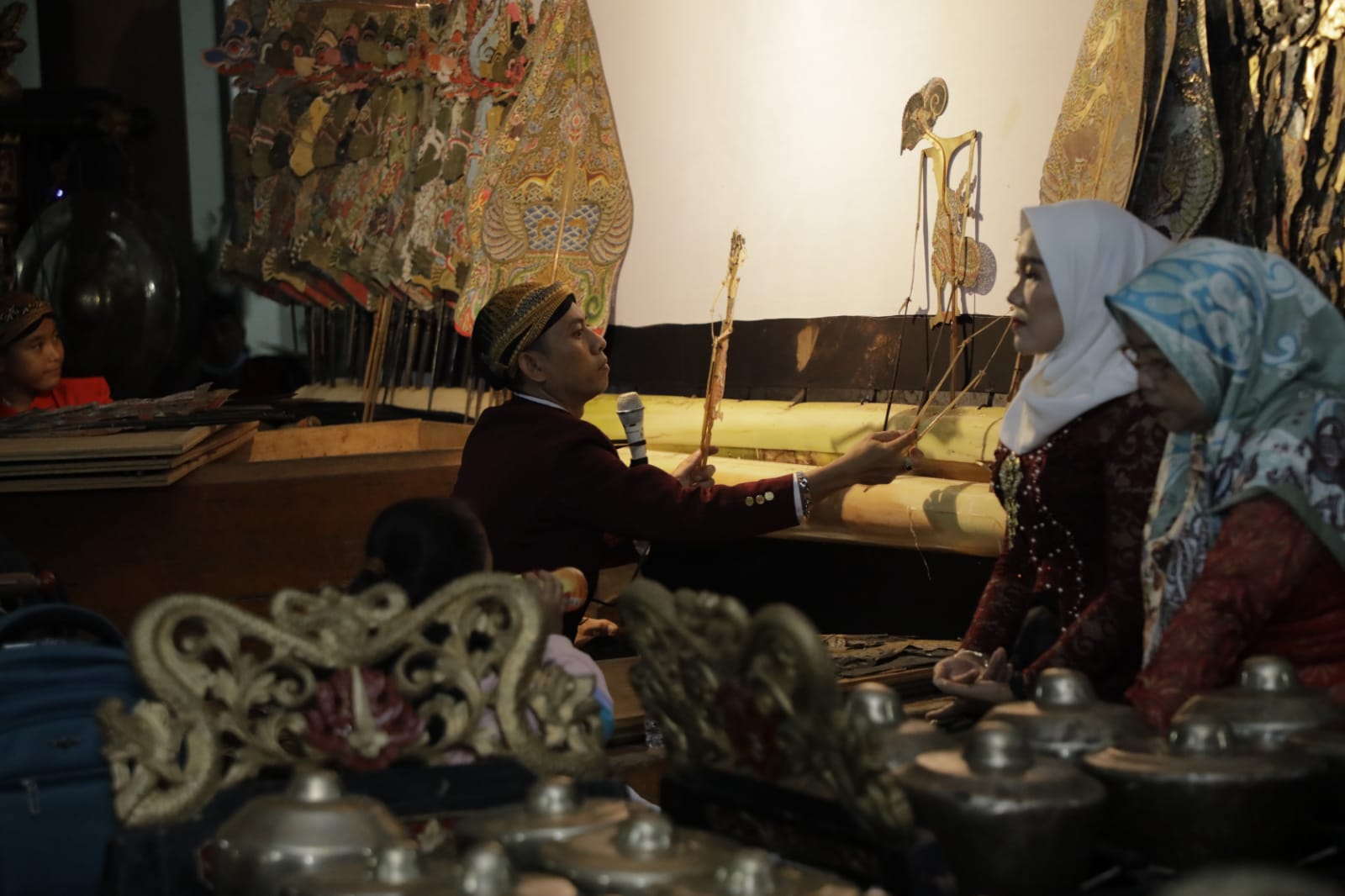 Bupati Asahan Tonton Wayang Kulit di Joglo Pujakesuma