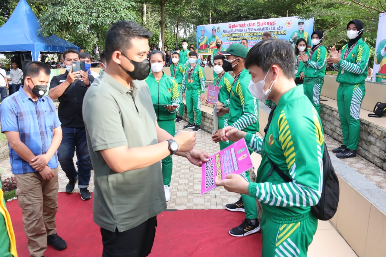 Bobby Nasution Gelontorkan Bonus Rp710 Juta ke Atlet Kota Medan