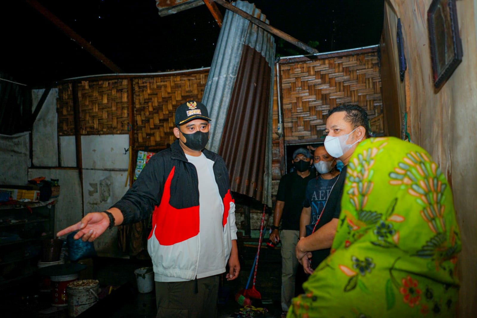 Tengah Malam, Bobby Nasution Pantau Rumah Warga Korban Puting Beliung di Denai