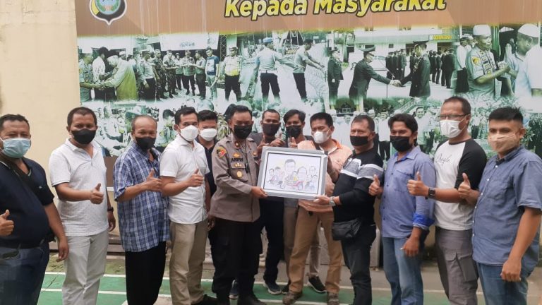 Kompol M Arifin: Terimakasih Wartawan Warkop Jurnalis Atas Cenderamatanya
