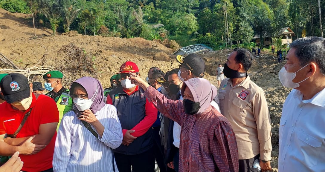 Kunjungi Lokasi Bencana, Mensos Khawatir Longsor Susulan di Sibolangit