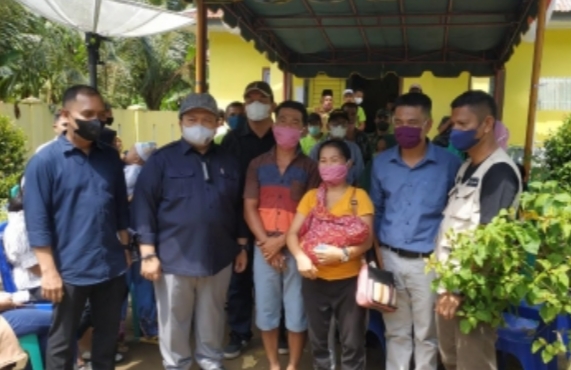 Demi Vaksinasi, Pasutri Rela Bawa Bayi Berjalan Kaki Sejauh 10 Kilometer