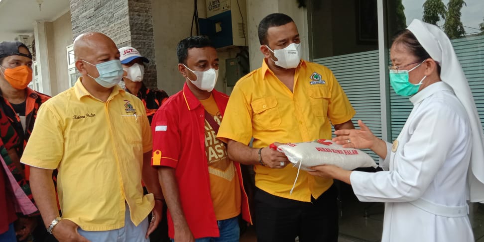 Bagi 500 Paket Sembako, Sekjen Sumut: Kader Golkar Harus Mencontoh Rommy