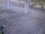 Terekam Wanita Pejalan Kaki Dijambret di Jalan Mayjen DI Panjaitan