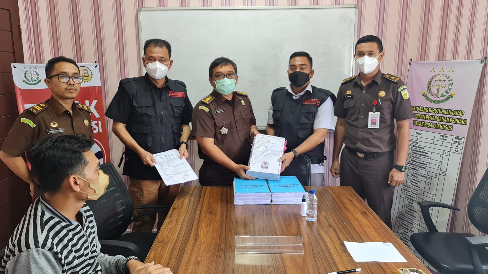 Polrestabes Medan Serahkan Tersangka dan Barang Bukti Korupsi PT. Pos Indonesia  ke Kejari DS