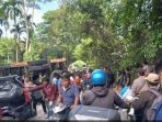 Jalan Sibolangit Macet, Truk Pengangkut Batu Terbalik