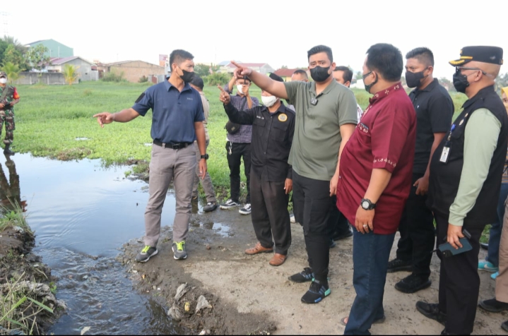 Bobby Nasution Tinjau Drainase Bermasalah, Warga: Terimakasih Kehadiran Wali Kota