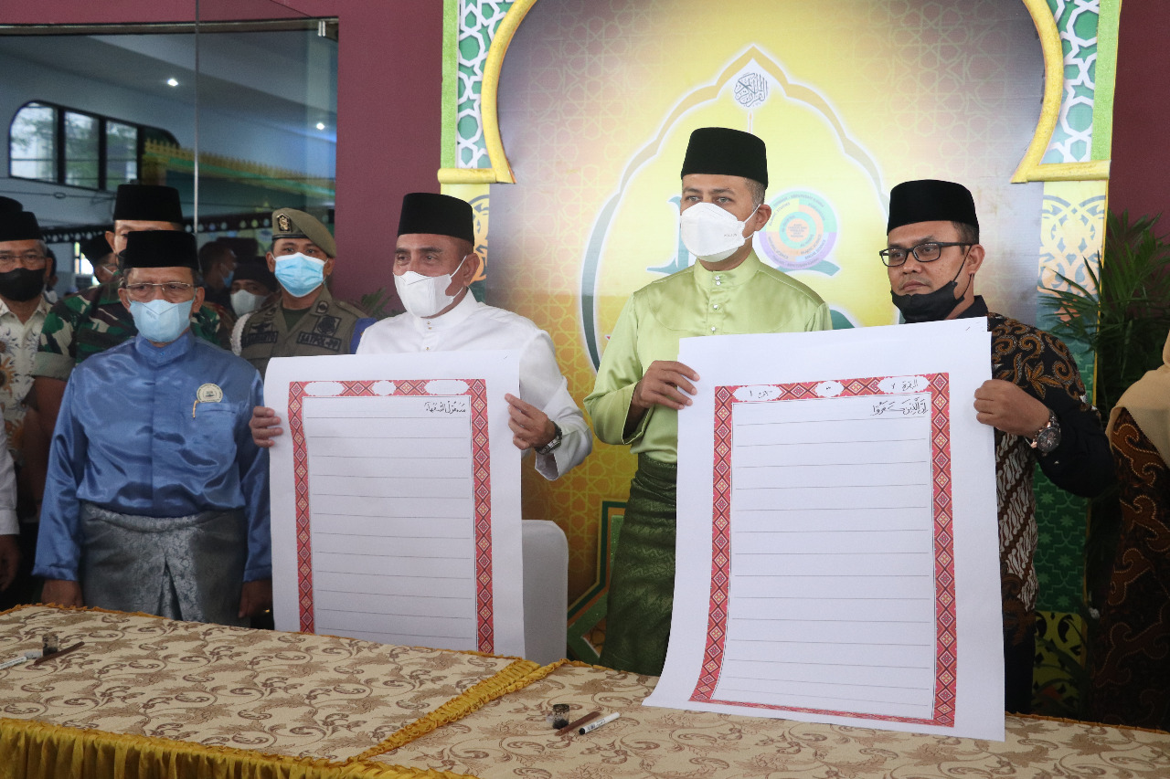 MTQ Ke-38 Sumut, Gubsu dan Wagubsu Tuliskan Kata Awal Juz Alquran di Mushaf