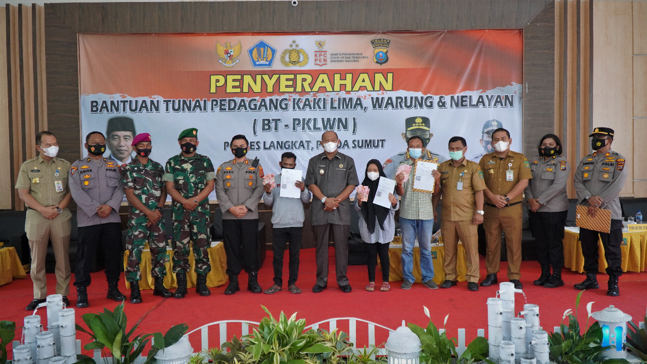 Kapolri Melalui Plt. Bupati Langkat Bagikan BLT Ribuan Pedagang dan Nelayan