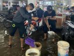 Dirut PUD Pasar Bersama Staf Kuras Air di Pasar Petisah Medan