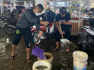 Dirut PUD Pasar Bersama Staf Kuras Air di Pasar Petisah Medan