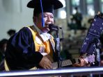Spesial, Rektor USU Bermain Gitar dan Nyanyikan Lagu untuk Para Wisuda