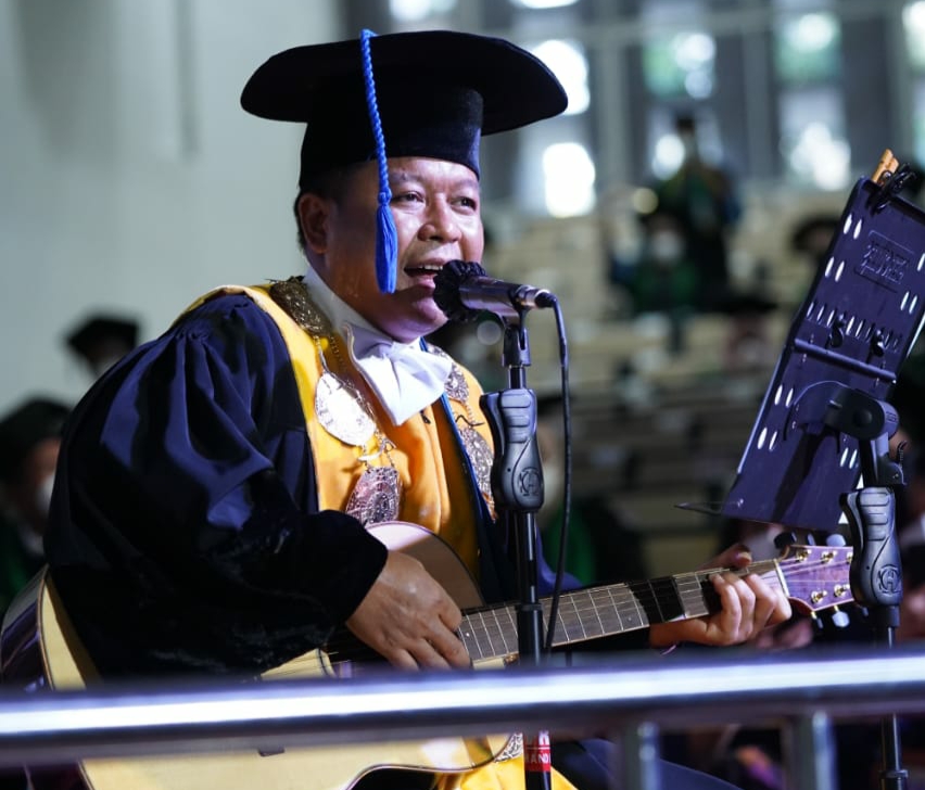 Spesial, Rektor USU Bermain Gitar dan Nyanyikan Lagu untuk Para Wisuda