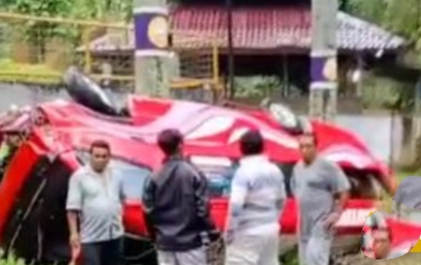 Masuk Parit, Bus Almasar Terbalik di Depan Cindelaras Sibolangit