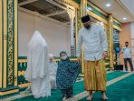Bobby Nasution Salat Tarawih Malam Pertama di Pendopo Rumah Dinas