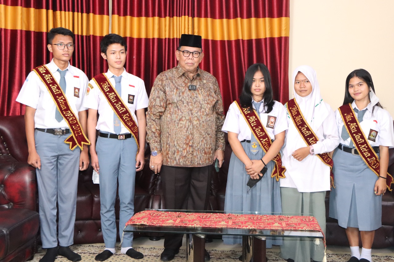 Ketua DPRD Sumut Bawa 5 Siswa Pemenang Kontes ke Dapil
