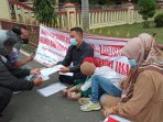 Bawa Istri dan Anak, Pria Berseteru dengan Putri Bupati Labusel Aksi Protes di Polda