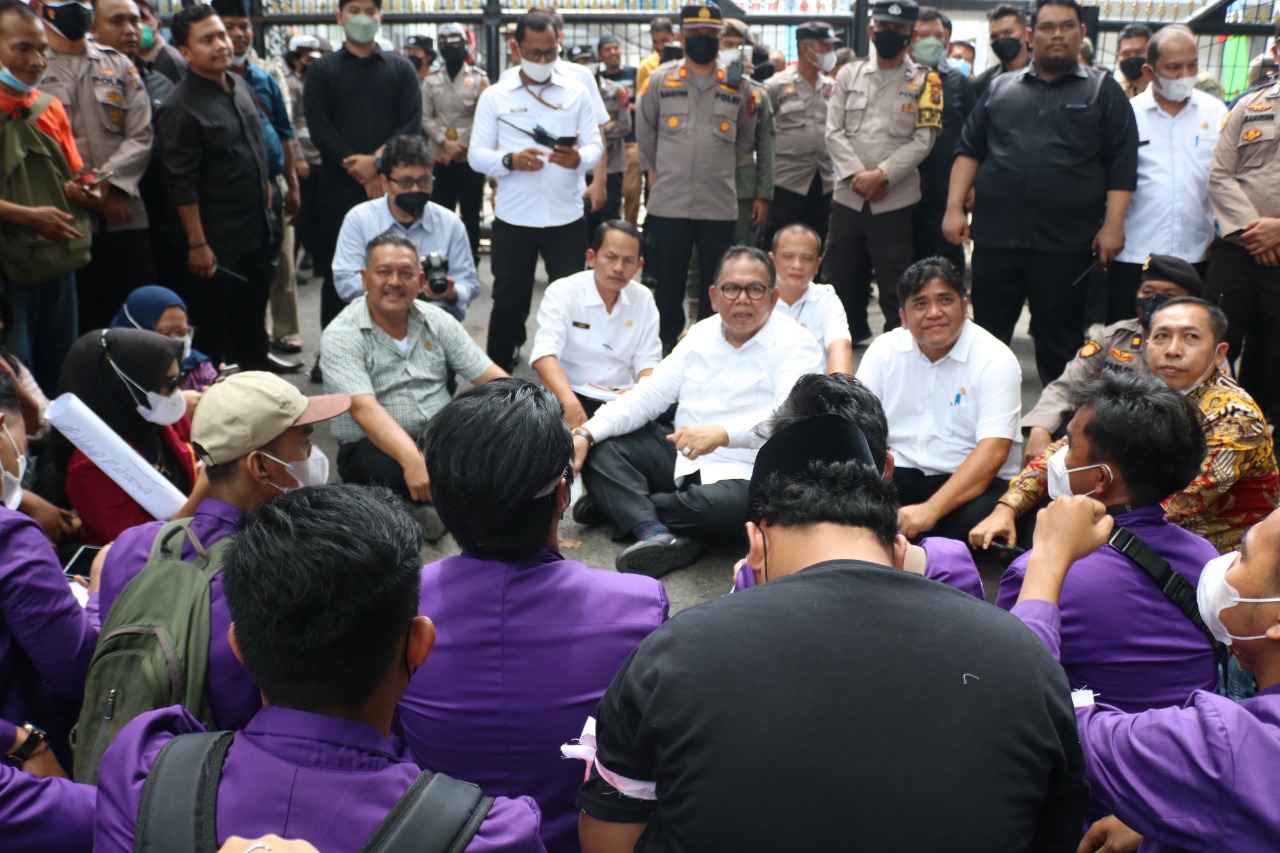 Ketua DPRD Sumut Lesehan Bersama Mahasiswa Sembari Diskusi Aspirasi