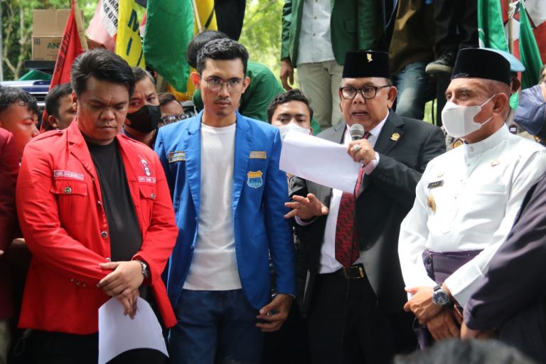 Usai Paripurna Sambangi Pendemo, Ketua DPRD Sumut dan Gubsu: Gerakan Mahasiswa Bagian Dari Diri Saya