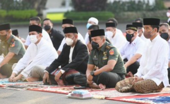 Jokowi, Iriana dan Kaesang Salat Id di Halaman Istana Yogyakarta