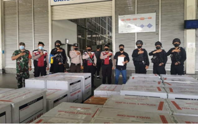 Personel Brimob Kawal Pendistribusian Vaksin Moderna dan Astrazeneca Tiba di Medan