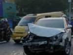 Tabrak Angkot, Kap Mobil Honda HRV Terangkat