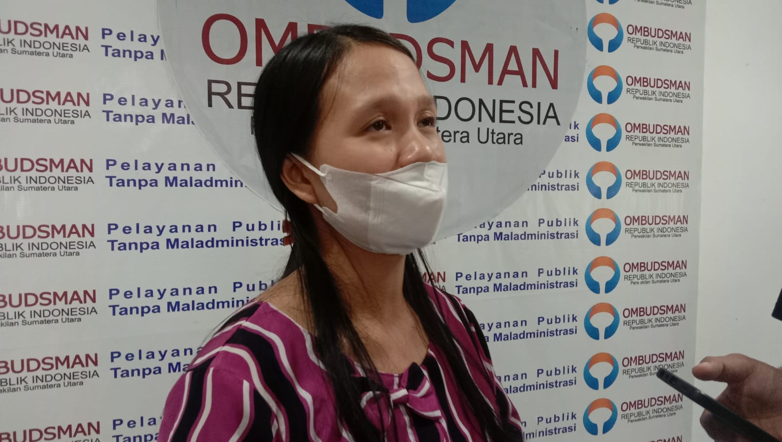 Datangi Ombudsman Sumut, Fortina Menangis Sebut Polisi Tak Tahan Tersangka Pelecehan Seksual Anaknya Berusia 9 Tahun