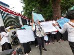 Terancam Dipecat, Puluhan Guru Hononer Unjukrasa di Gedung DPRD Medan