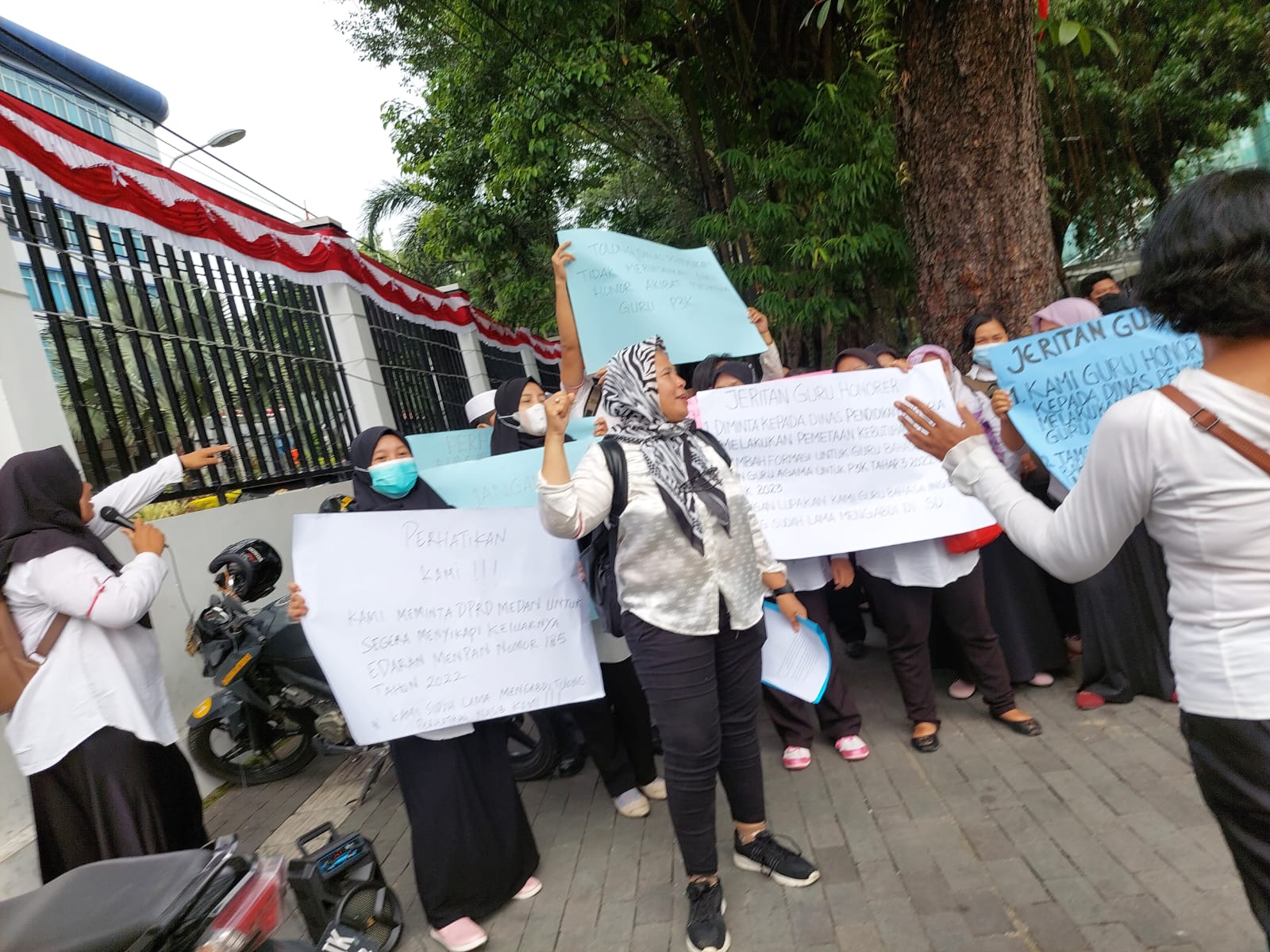 Terancam Dipecat, Puluhan Guru Hononer Unjukrasa di Gedung DPRD Medan