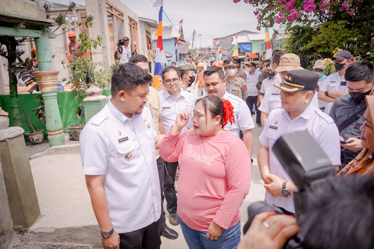 Sambil Menangis Temui Bobby Nasution, Ibu Misnah: Terima Kasih Pak Rumah Saya Sudah Diperbaiki