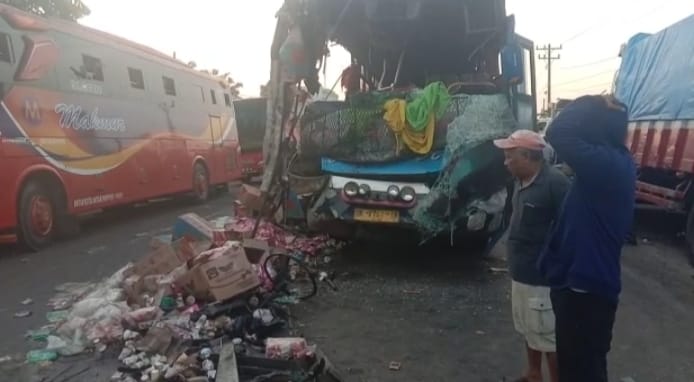 Truk Vs Bus PMH di Asahan, 1 Meninggal Dunia dan 7 Luka-luka