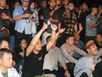 Bersama Warga, Bobby Nasution Duduk Lesehan Nonton Konser HUT ke-432 Kota Medan