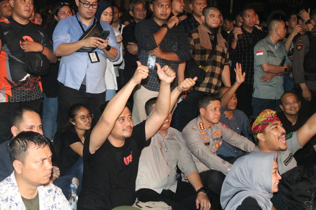Bersama Warga, Bobby Nasution Duduk Lesehan Nonton Konser HUT ke-432 Kota Medan