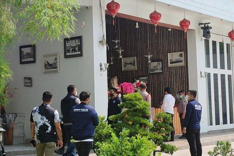 Polisi Geledah Rumah Apin Bakim Sang Bandar Judi Online Terbesar di Sumut