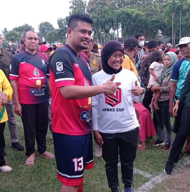 Terwujud Impian Qorie 'Si Wasit Berhijab' Pimpin Pertandingan dan Foto Bobby Nasution