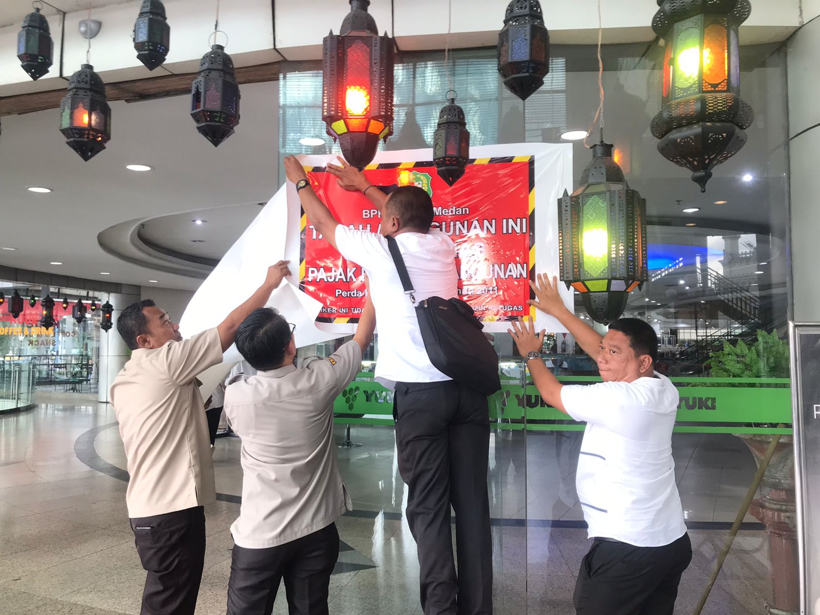 Mall Yuki Simpang Raya Dipasang Spanduk dan Stiker Penunggak Pajak