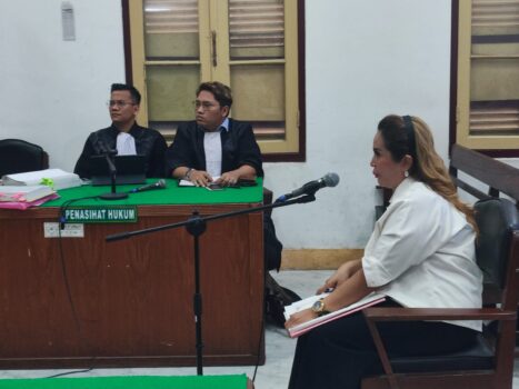 Terdakwa Notaris Elviera Batuk-batuk, Sidang Dugaan Korupsi Terpaksa Ditunda