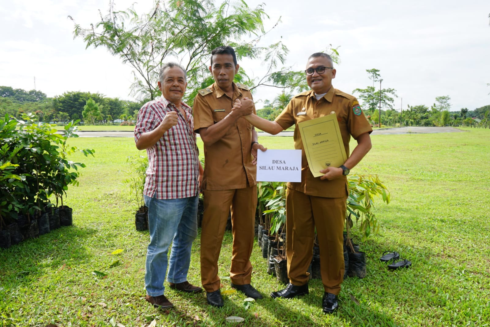 Pemkab Asahan Bagikan Seribu Bibit Pohon