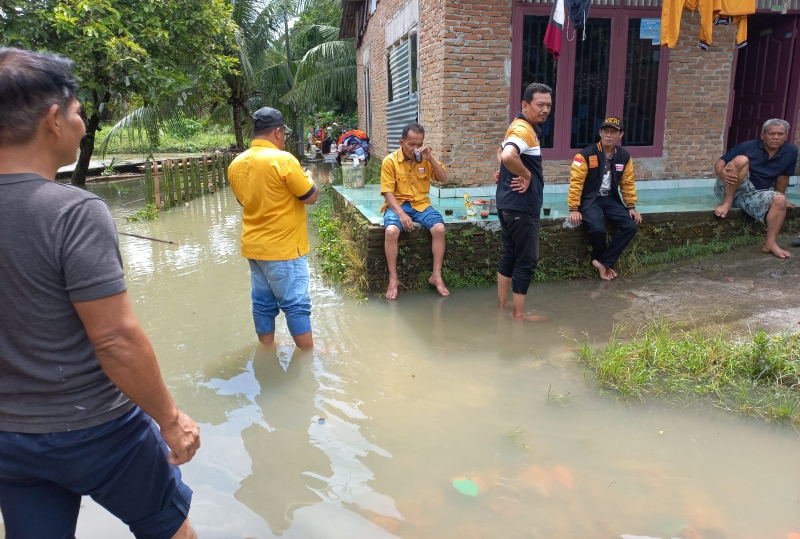 DPC HANURA Kota Binjai Berbagi Nasi Bungkus ke Warga Terdampak Banjir